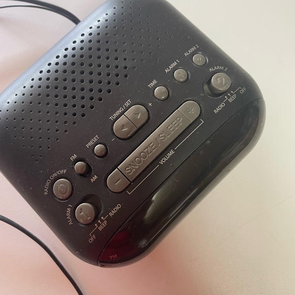 Nelsonic AM/FM Digital Tuning Clock Radio, NLC695 - Picture 9 of 9